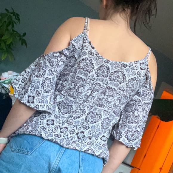 LA Hearts: Cold Shoulder Printed Top - Picture 7 of 13